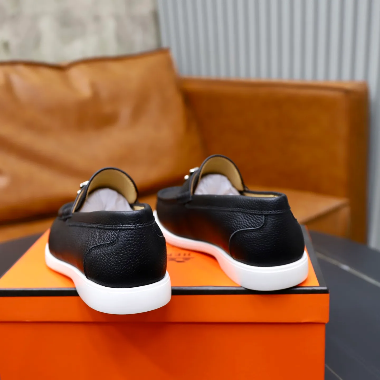 Ex-factory price: 560💰Hermès/Hermès slip-on men's shoes. This shoe is made of imported pebbled cowhide. It has simple and smooth lines and is combined with aerodynamically designed 3CM rubber foam ultra-light soles! Youthful and fashionable, classic H-shaped hardware buckle decoration, calf lining gently wraps the feet, with logo cowhide feet, casual and urban style, highlighting youthful vitality, sports and leisure version, super versatile, code number: 38-39-40-41-42-43-44 standard leather shoe size (45 can be customized but does not support returns)